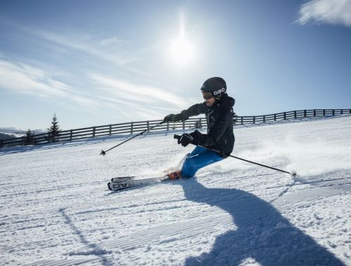 Sportlicher Skifahrer bei der Abfahrt im Winter